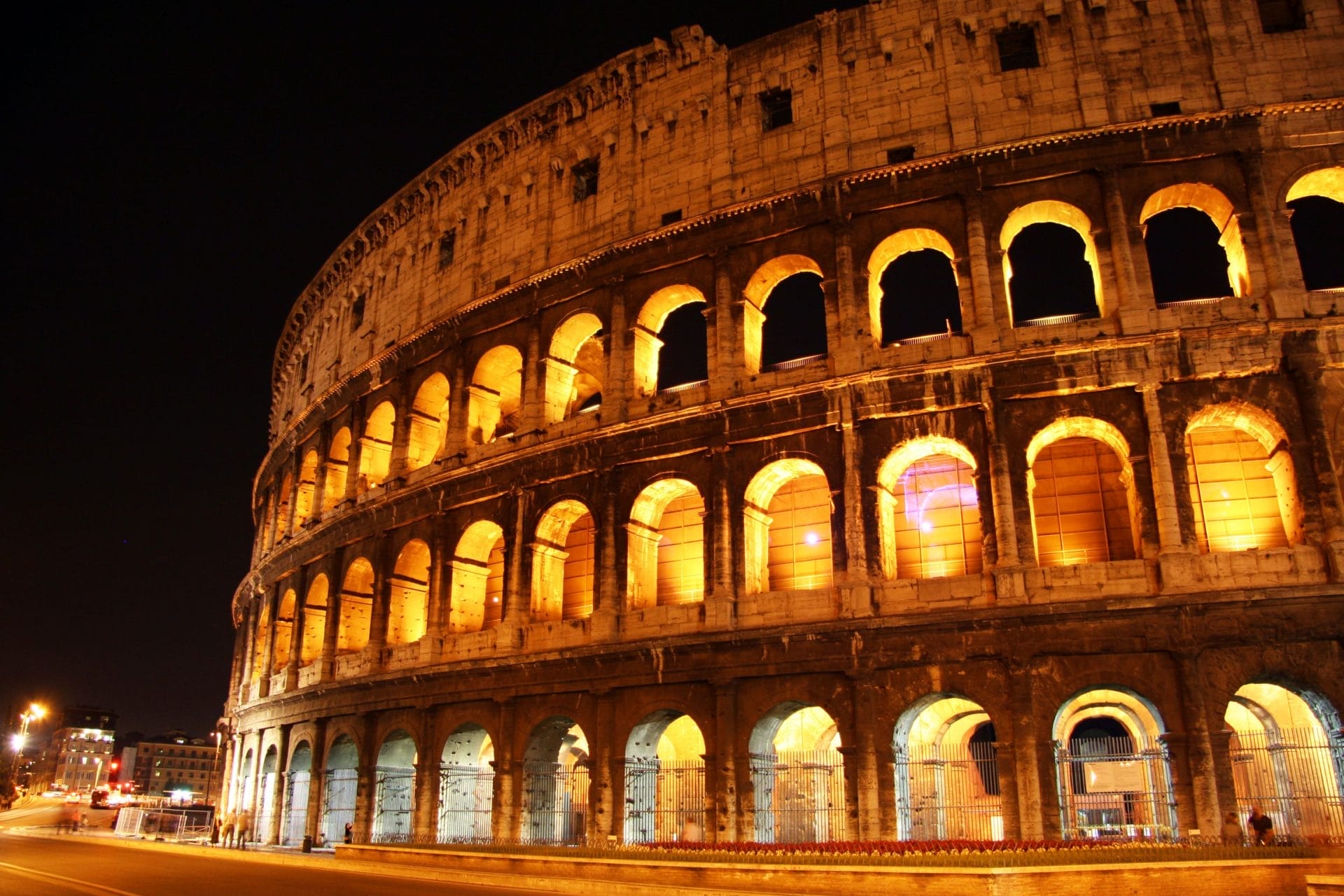 hotels near colosseum rome night