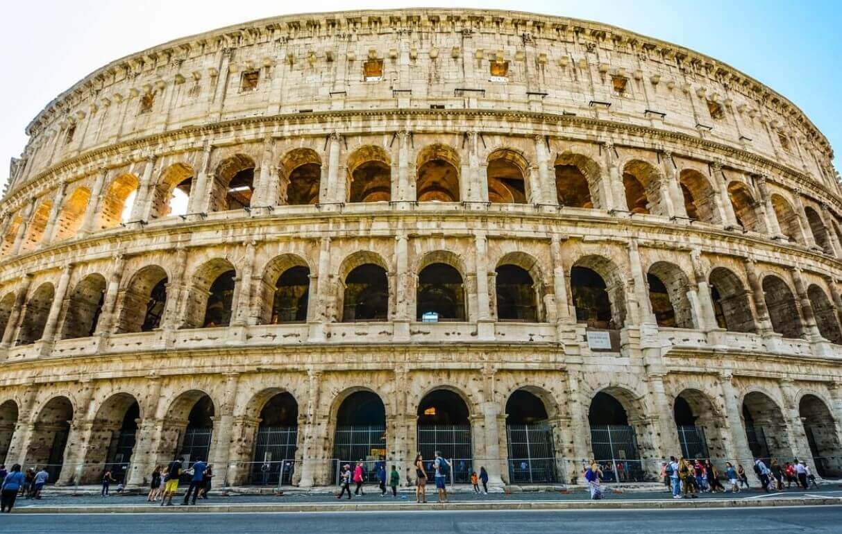 Colosseum height and width in feet