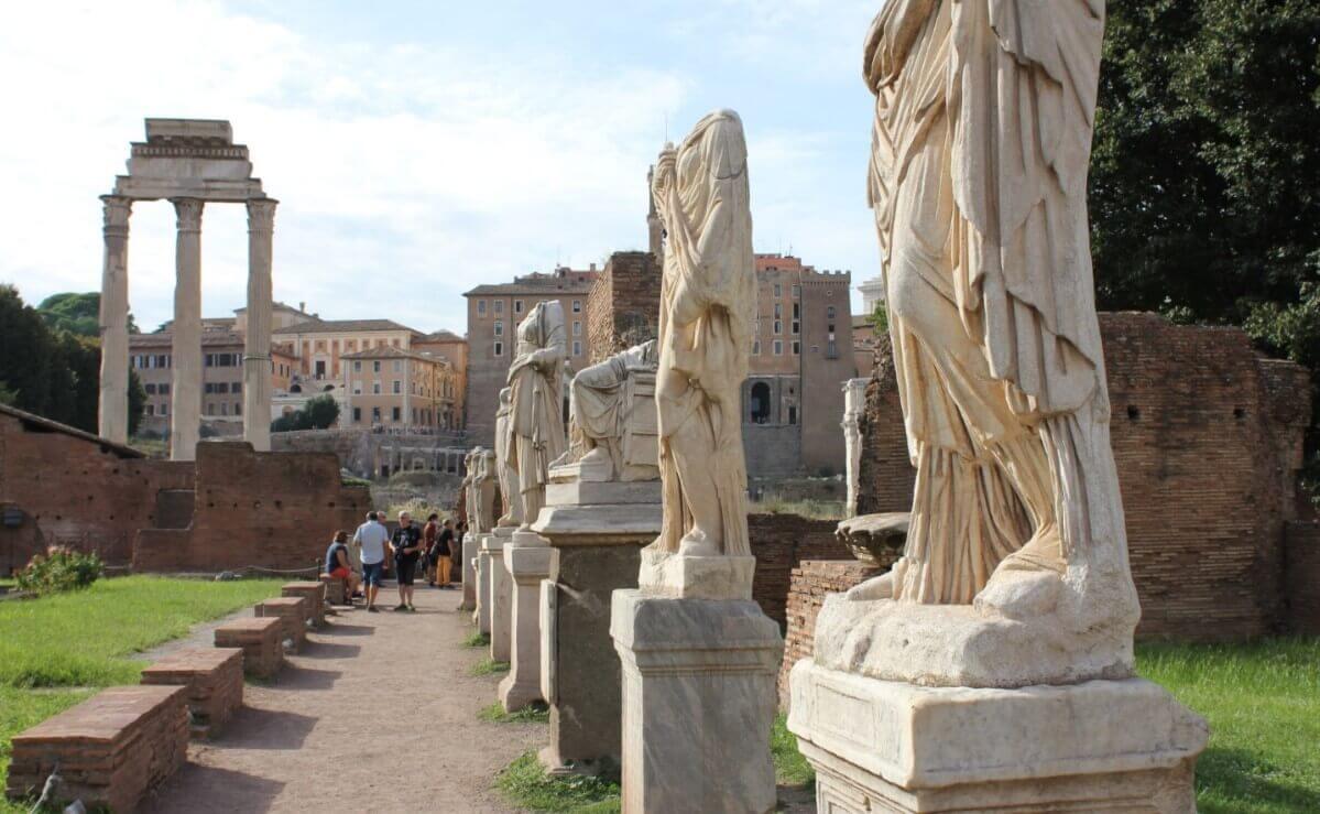 Standing statues Temple of Vesta