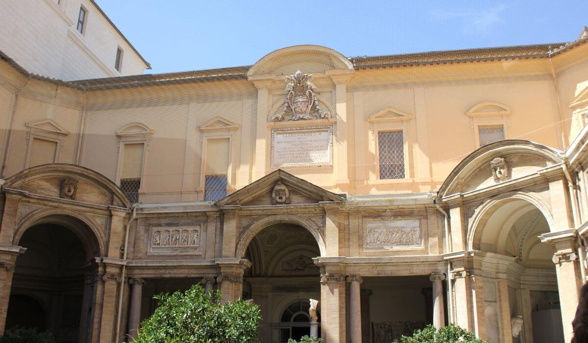 walking_between_colosseum_vatican Walking between Colosseum and Vatican attractions